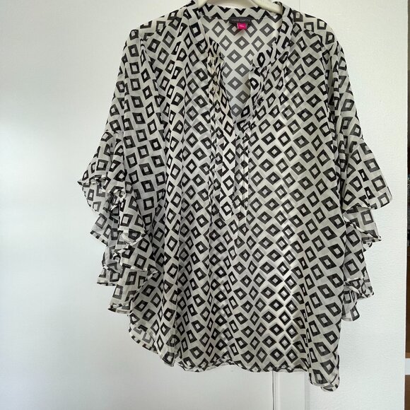 Vince Camuto Ruffled Short-Sleeve Blouse in Black and White Geometric Print, L - Picture 1 of 6